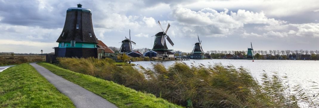 Windmühlen nahe der Küste bei Amsterdam